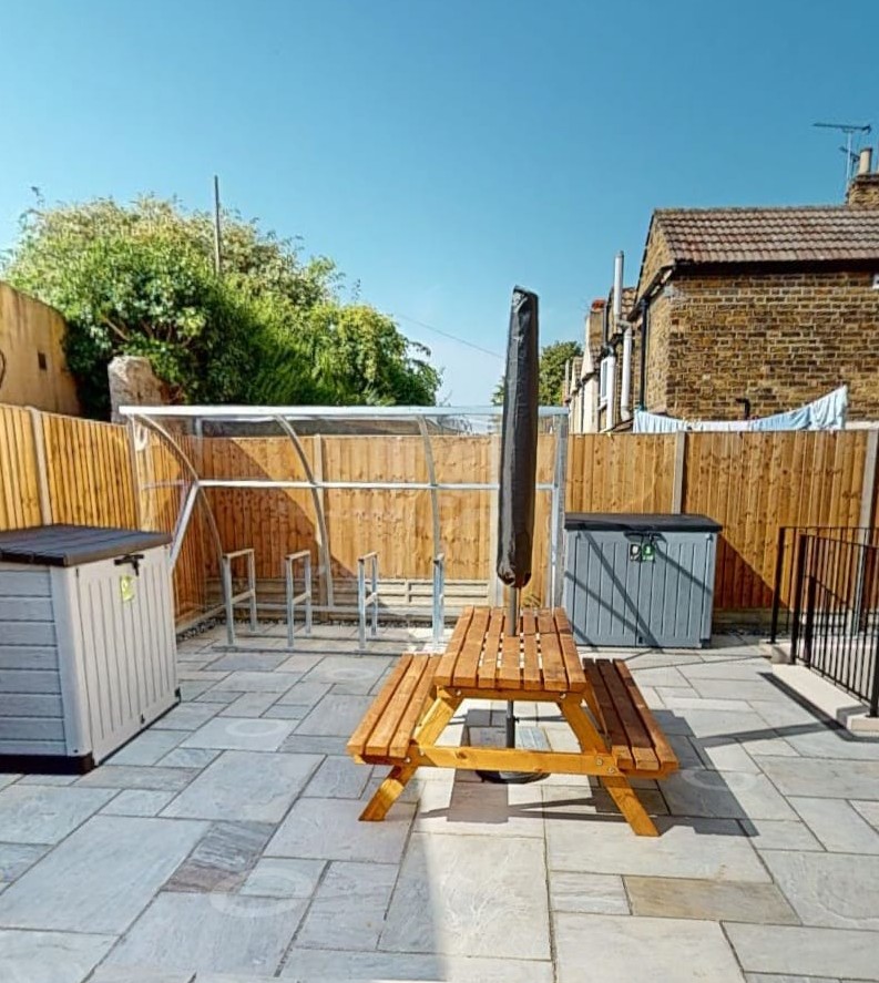 Hot-dip galvanised cycle shelter with bike racks